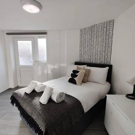 Double Ensuite Rooms Swansea Exterior photo