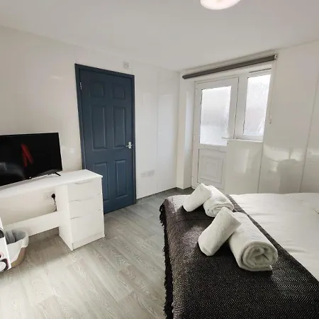 Double Ensuite Rooms Swansea Exterior photo