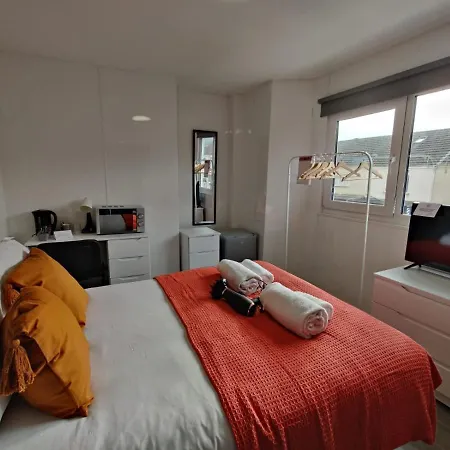 Double Ensuite Rooms Swansea Exterior photo