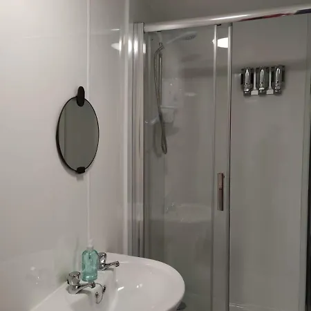 Double Ensuite Rooms Swansea Exterior photo